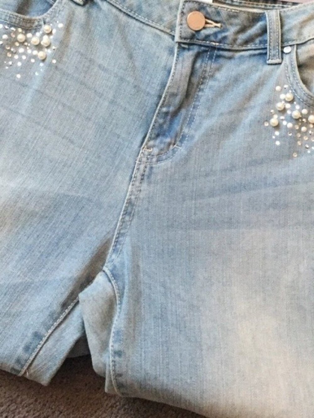 Jennifer Lopez Mid-Rise Boyfriend Jeans Sz 10 w/Pearl Details @ Pocket Light - Picture 2 of 6